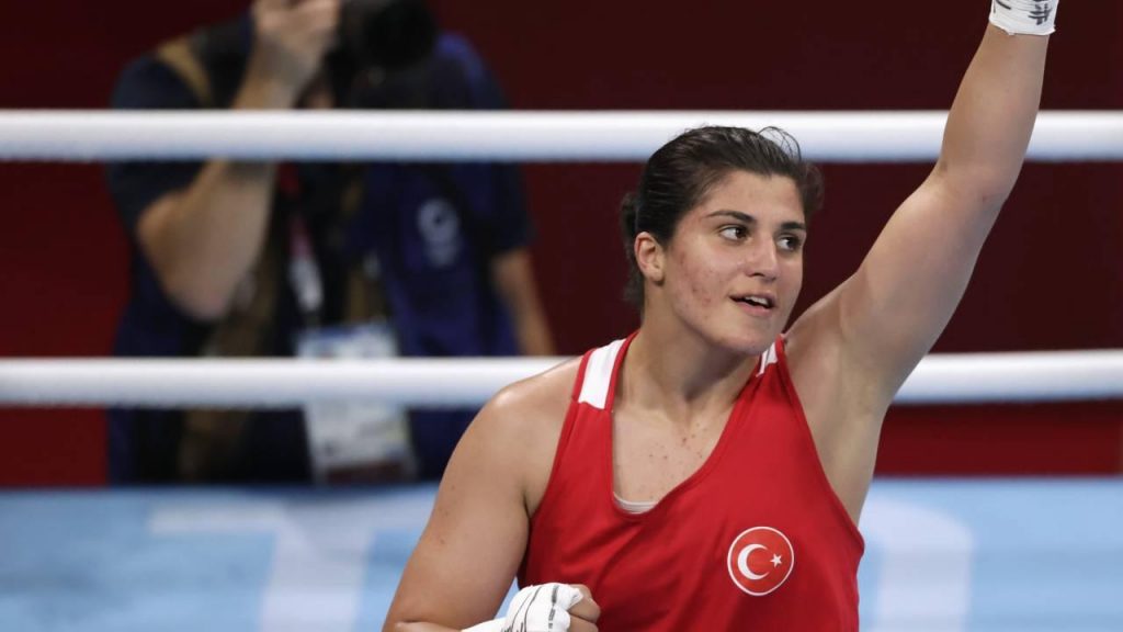 Busenaz Sürmeneli Olimpiyatlarda Altın Madalya Kazanan İlk Türk Boksör Oldu